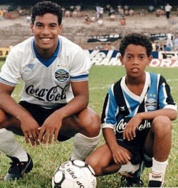 El hermano mayor de Dinho, jugó de 1987 a 2002, pasó por clubes como: Grêmio, FC Sion, Sporting Lisboa, Hokkaido Consadole Sapporo, Tecos, Corinthians y Montpellier.