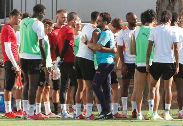 Marcos André tampoco estuvo exento de un abrazto del mister