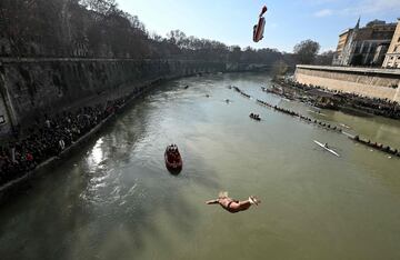 Los romanos han saltado desde lo alto del Puente Cavour, sobre el río que atraviesa la Ciudad Eterna para dar la bienvenida al 2023.