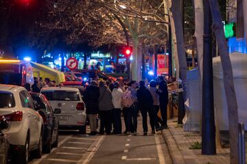 Vecinos marchándose en los alrededores del edificio incendiado en el barrio de Campanar.