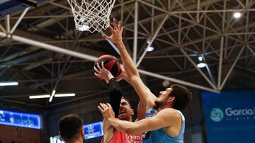 LUGO, 15/10/2023.- El alero español del Valencia Basket Víctor Claver (c) entra a canasta ante Matej Rudan (d), alero croata del Breogán, durante el partido de la Liga Endesa entre el CB Breogán y el Valencia Basket, este domingo en Lugo. EFE/ Eliseo Trigo