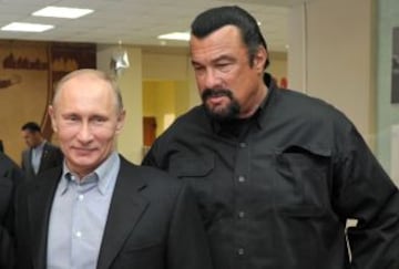 Vladimir Putin y Steven Seagal visitan un nuevo complejo deportivo que albergará una escuela de lucha libre en Moscú.