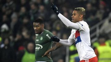 Lyon's Spanish forward Mariano Diaz reacts after scoring during the French L1 football match between AS Saint-Etienne and Olympique Lyonnais, on November 5, 2017, at the Geoffroy Guichard stadium in Saint-Etienne , central France. / AFP PHOTO / PHILIPPE DESMAZES