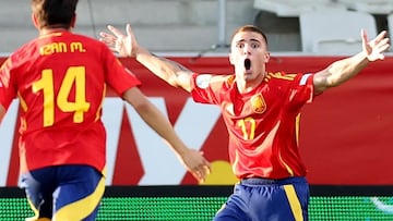 Izan celebra uno de los tantos de Pablo García.