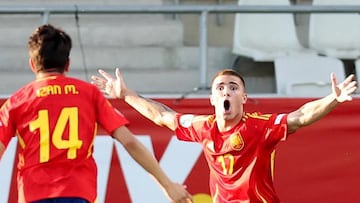 Izan celebra uno de los tantos de Pablo García.