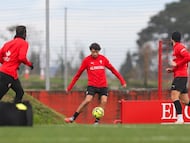 03-01-26. GELABERT, ENTRE OTERO Y CORREDERA, EN EL ENTRENAMIENTO DEL SPORTING EN MAREO.