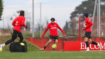 03-01-26. GELABERT, ENTRE OTERO Y CORREDERA, EN EL ENTRENAMIENTO DEL SPORTING EN MAREO.