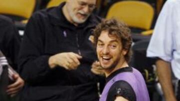 Pau Gasol sonríe, con Phil Jackson.