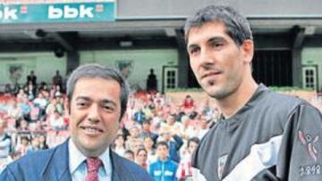 <b>SALUDO DE RIGOR. </b>García Macua y Gorka Iraizoz posaron así sobre el césped de San Mamés y ante un centenar de aficionados.