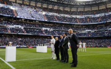 Raymond Kopa, Michael Owen, Luis Figo y Zinedine Zidane en la entrega del Balón de Oro a Cristiano.