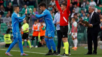 SEVILLA, 18/02/2023.- El portro del Valladolid, Jordi Masip (i),es sustituido por su compañero Aceves Jordi Masip durante el partido de la Jornada 22 de LaLiga que el Betis y el Valladolid juegan este sábado en el estadio Benito Villamarín de Sevilla. EFE/Julio Muñoz
