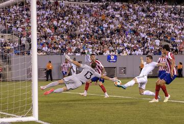 Jovic se lesionó en una jugada con Oblak.