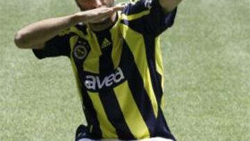 Dani Güiza, hace su gesto del 'arquero', durante su presentación con el Fenerbahçe