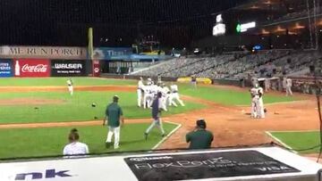 Pitcher consuela a bateador después de poncharlo