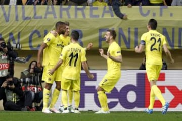 Los jugadores del Villarreal celebran con el delantero Cédric Bakambu el primer gol de su equipo durante el partido de ida de cuartos de final de la Liga Europa contra el Sparta Praga, que se disputa en el estadio de El Madrigal. 