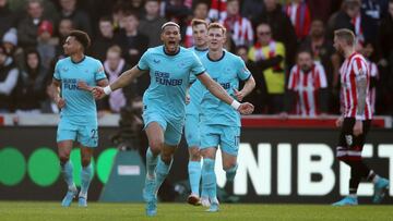 BRENTFORD, ENGLAND - FEBRUARY 26: Joelinton of Newcastle United celebrates after scoring their team's first goal during the Premier League match between Brentford and Newcastle United at Brentford Community Stadium on February 26, 2022 in Brentford,