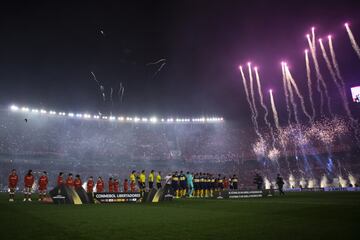 El Superclásico que dirime la batalla por Buenos Aires El 2 de agosto de 1908 se jugó el primer encuentro entre estos dos gigantes del fútbol argentino y mundial, con victoria para Boca por 3-1 en lo que era un encuentro amistoso. Con el paso del tiempo al duelo entre estos dos grandes equipos de Buenos Aires se le denominaría Superclásico, teniendo su máximo punto de tensión cuando ambos equipos disputaron la final de la Copa Libertadores en el estadio Santiago Bernabéu en 2018. River, apodado Los Millonarios desde 1931, año en el que ficharon a Peucelle por 10.000 pesos de la época, y a Bernabé Ferreyra por 35.000, se llevó la victoria en el coliseo de La Castellana por 3-1. A Los Millonarios también se les conoce como Gallinas: en la final de la Libertadores de 1966, que les enfrentaba a Peñarol y con 2-0 en el marcador, los uruguayos le dieron la vuelta al marcador en medio de un clima ensordecedor. A su vuelta a Argentina, y en el siguiente encuentro ante Banfield, los aficionados de este equipo soltaron al campo una gallina con una franja roja… Boca, por su parte, es apodado el Equipo Xeneize porque en su fundación, en 1905, participaron varios miembros del Barrio de la Boca, que en su mayoría de habitantes eran italianos o descendientes de italianos, en su gran mayoría procedentes de Génova, capital de la Liguria y dónde se habla un dialecto que nombra a la ciudad “Zena”. El gentilicio de Zena en ligur es “zenéixi” que en Buenos Aires derivó en “xeneize”. El duelo más dramático entre ambos equipos sucedió en junio de 1968 cuando 71 aficionados de Boca fallecieron y 113 resultaron heridas en lo que se denomina desde entonces La Tragedia de la Puerta 12: tras el final del encuentro en el Monumental de River, y mientras la afición visitante se disponía a salir del estadio, las puertas de acceso a la calle estaban cerradas, lo que motivó una avalancha: murieron 71 personas, en su mayoría niños. Las causas de por qué esa puerta no estaba abierta nunca quedaron resueltas. Es la catástrofe más grande en la historia del fútbol argentino.