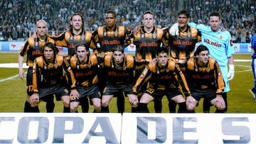 17 de marzo de 2004 (Montjuïc), Real Madrid, 2 - Real Zaragoza, 3. De izquierda a derecha: Movilla, Gabi Milito, Álvaro, Cuartero, Toledo y Láinez. Agachados: Ponzio, Savio, Cani, Villa y Dani.