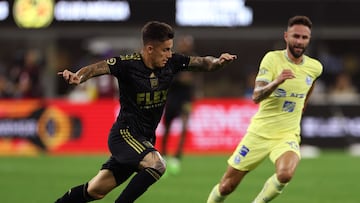 Brian Rodríguez (izq) pelea el balón con Miguel Layún (der) en el partido de la Leagues Cup entre LAFC y América.