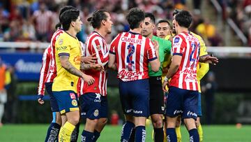 Victor Davila of America, Fernando Gonzalez, Alan Mozo, Jose Castillo of Guadalajara and Referee Adonai Escobedo during the 11th round match between Guadalajara and America as part of the Liga BBVA MX, Torneo Clausura 2025 at Akron Stadium, on March 08, 2025 in Guadalajara, Jalisco, Mexico.