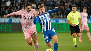 VITORIA, 04/01/2026.- El centrocampista del Alavés Pablo Ibáñez (d) pelea un balón con el defensa del Oviedo David Costas en el partido de LaLiga que se disputa este domingo en el estadio de Mendizorroza. EFE / L. Rico