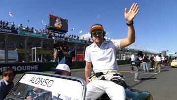 McLaren&#039;s Spanish driver Fernando Alonso waves to the crowd during the Drivers&#039; Parade at the Albert Park circuit in Melbourne on March 25, 2018, ahead of the Formula One Australian Grand Prix. / AFP PHOTO / SAEED KHAN / -- IMAGE RESTRICTED TO EDITORIAL USE - STRICTLY NO COMMERCIAL USE --