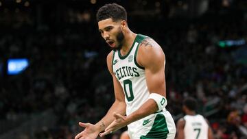 Jayson Tatum se lamenta de una acción durante el Boston Celtics-Chicago Bulls.