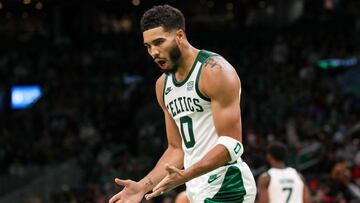 Jayson Tatum se lamenta de una acci&oacute;n durante el Boston Celtics-Chicago Bulls.