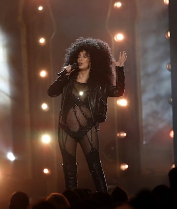 Cher fue la gran homenajeada de los Premios Billboard, en los que present¨® sus grandes ¨¦xitos y demostr¨® su estado de forma a los 71 a?os.
