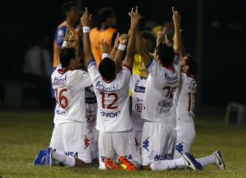 Julian Alfonso Benitez  de Paraguay Nacional celebra con sus compañeros después de anotar un gol ante Vélez Sarsfield de Argentina durante el partido de fútbol de la Copa Libertadores