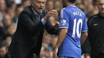 Mourinho se dirige a Mata durante un partido del Chelsea.