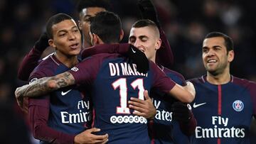 DI Mar&iacute;a celebra con Mbapp&eacute;, Verratti y Alves el primer tanto del partido.