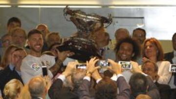 Ramos y Marcelo, con el trofeo.