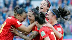 Las jugadoras de la selecci&oacute;n espa&ntilde;ola de f&uacute;tbol celebran el segundo gol marcado a la de Sud&aacute;frica durante el primer partido de ambas selecciones