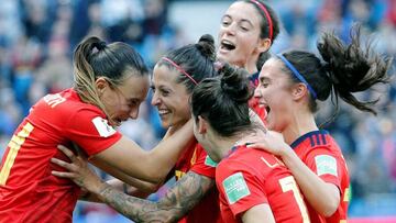 Las jugadoras de la selecci&oacute;n espa&ntilde;ola de f&uacute;tbol celebran el segundo gol marcado a la de Sud&aacute;frica durante el primer partido de ambas selecciones