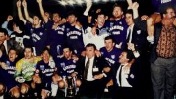 CAMPEONES DE LA COPA DE 1991. Puskas posa con la Copa que gan&oacute; con el South Melbourne en 1991.
 