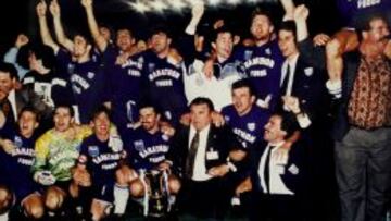 CAMPEONES DE LA COPA DE 1991. Puskas posa con la Copa que ganó con el South Melbourne en 1991.