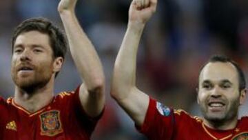 Los jugadores de España Xabi Alonso (i) y Andrés Iniesta celebran el triunfo sobre Portugal hoy, miércoles 27 de junio de 2012, en un partido de la semifinal de la Eurocopa 2012 en Donetsk (Ucrania). España se impuso en los penaltis y es finalista del torneo.