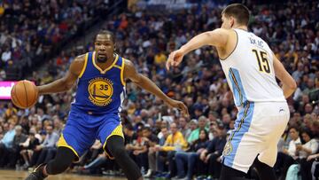 Kevin Durant encara a Nikola Jokic.