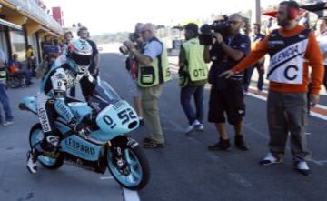 Danny Kent saliendo del box. Opta al título de campeón de Moto3.