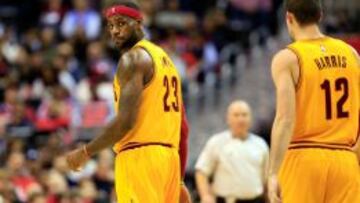 LeBron James y Joe Harris, durante el partido.