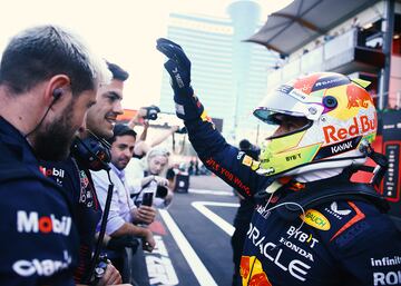 Alegría de Sergio Pérez tras ganar el esprint del Gran Premio de Azerbaiyán.