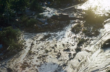 Un lahar es un flujo de sedimento y agua que se moviliza desde las laderas de volcanes. Durante los últimos siglos, los lahares han destruido más propiedad pública o privada que cualquier proceso volcánico y han sido los causantes de la pérdida de miles de vidas humanas.