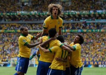 1-0. La canarinha celebra el primer gol de Neymar.