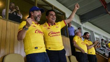 El cantautor mexicano apareció en el Estadio Morelos junto a Silvano Aureoles, Gobernador del Estado de Michoacán, para el duelo contra Xolos de Liguilla.
