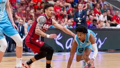 El escolta estadounidense de Zunder Palencia Jaylen Hands controla el balón ante la presión del base montenegrino de UCAM Murcia Jonah Radebaugh.