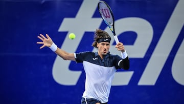 El tenista espa?ol Feliciano L車pez devuelve una bola durante su partido ante el estadounidense Frances Tiafoe en el Abierto Mexicano de Tenis de Acapulco.
