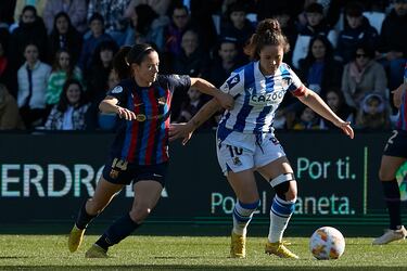 Aitana, del Barcelona Femenino, lucha por el balón con la jugadora de la Real Sociedad Femenino Nerea Eizagirre Lasa.
