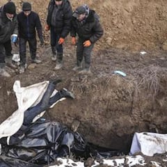 Miedo, destrucción y fosas comunes en Mariupol