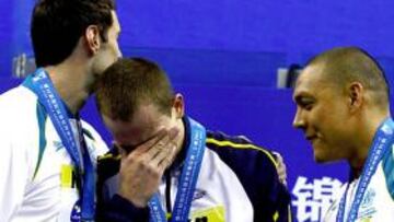 Cielo dejó salir toda la presión a la que ha estado sometido cuando subió al podio para colgarse la medalla de oro, teniendo que ser calmado por los australianos.